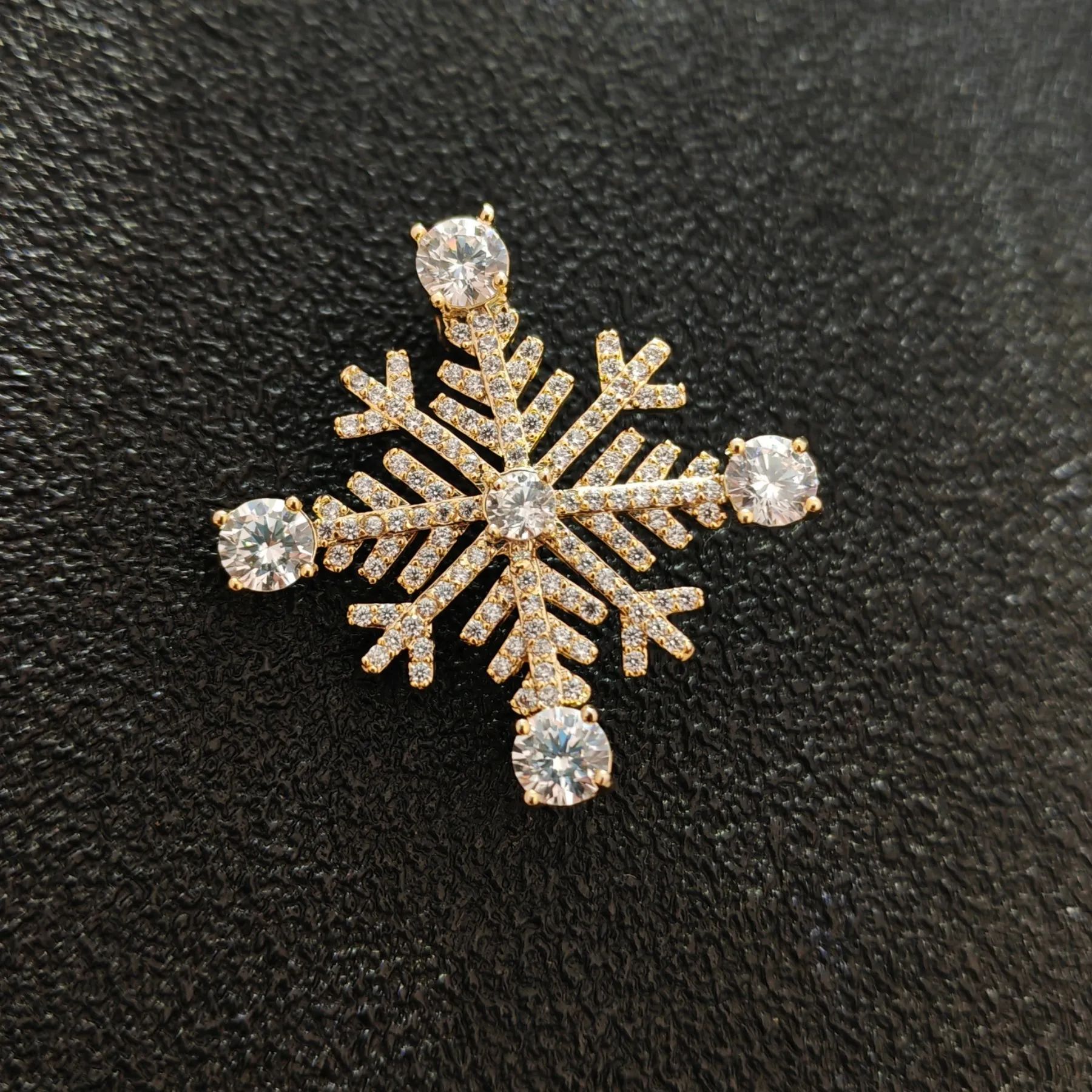 Gothic Burst Style Cubic Zircon Snowflake Brooches and Pins Glitter Christmas Jewelry for Winter Hoilday Gift Party Women Girl