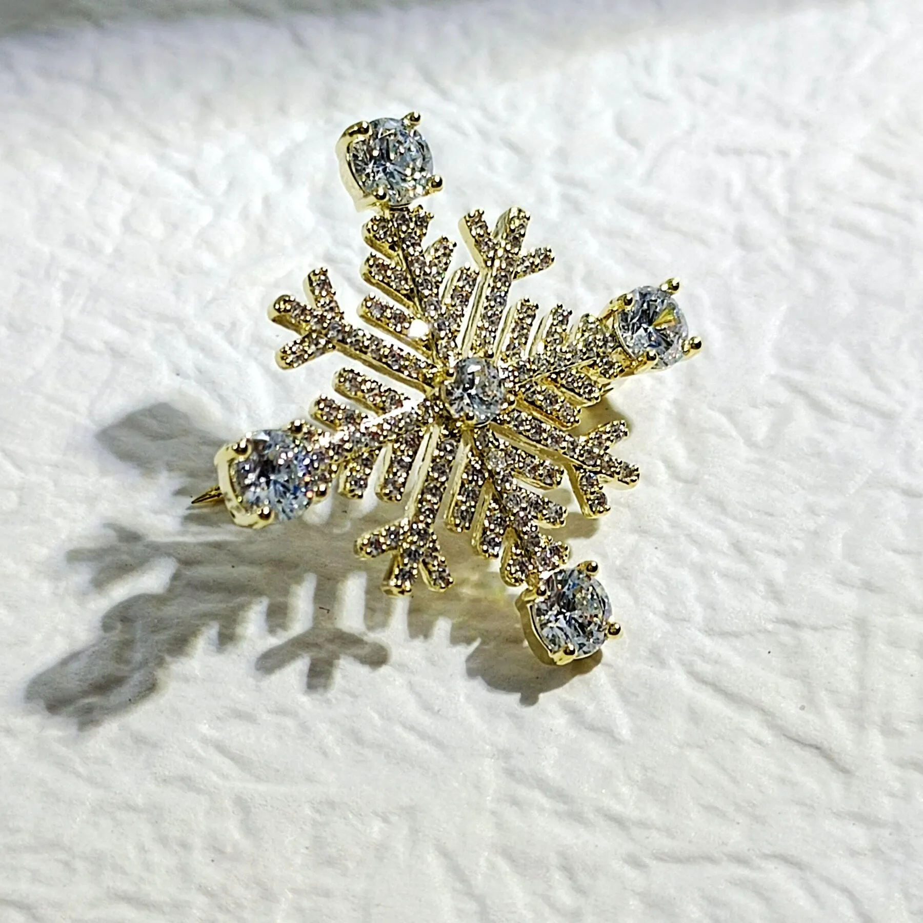 Gothic Burst Style Cubic Zircon Snowflake Brooches and Pins Glitter Christmas Jewelry for Winter Hoilday Gift Party Women Girl